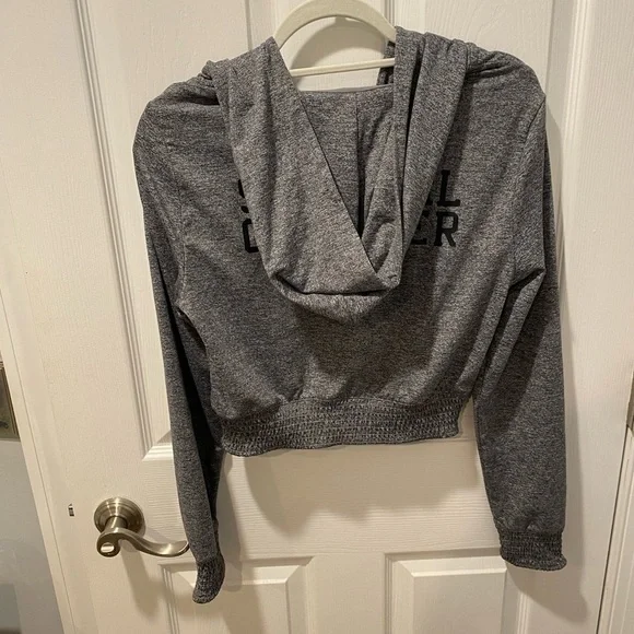 Gray cropped fitted long sleeve sweatshirt with v-neck - Picture 6 of 7